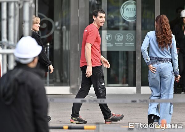 ▲▼ 美國自由攀岩名將霍諾德（Alex Honnold）於台灣時間25日挑戰徒手攀登台北101。（圖／記者李毓康攝）