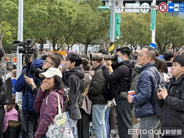 ▲1/25上午101周邊集結人潮。（圖／記者蔡惠如攝）