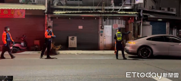 ▲1部保時捷轎跑車在台南新營新進路失控連環衝撞，造成多輛汽機車被毀損，另有1名貨車駕駛受傷送醫。（民眾提供，下同）