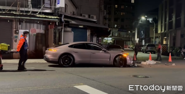 ▲1部保時捷轎跑車在台南新營新進路失控連環衝撞，造成多輛汽機車被毀損，另有1名貨車駕駛受傷送醫。（民眾提供，下同）
