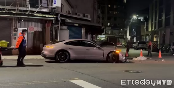 ▲1部保時捷轎跑車在台南新營新進路失控連環衝撞，造成多輛汽機車被毀損，另有1名貨車駕駛受傷送醫。（民眾提供，下同）