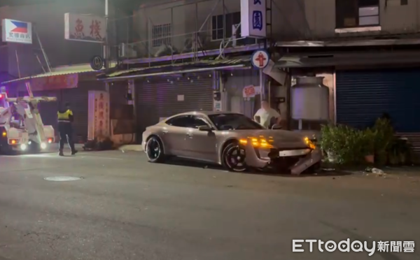 ▲1部保時捷轎跑車在台南新營新進路失控連環衝撞，造成多輛汽機車被毀損，另有1名貨車駕駛受傷送醫。（民眾提供，下同）