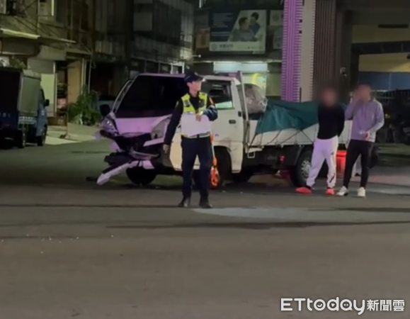 ▲1部保時捷轎跑車在台南新營新進路失控連環衝撞，造成多輛汽機車被毀損，另有1名貨車駕駛受傷送醫。（民眾提供，下同）