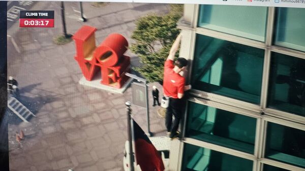 ▲霍諾德突然停下，原來是要調整音樂。（圖／翻攝自Netflix）