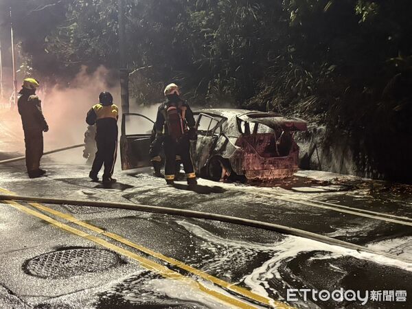▲▼             基隆一名海巡人員在車輛陷入火海前將車內男女救出。（圖／記者郭世賢翻攝，下同）