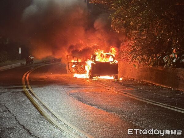 ▲▼             基隆一名海巡人員在車輛陷入火海前將車內男女救出。（圖／記者郭世賢翻攝，下同）