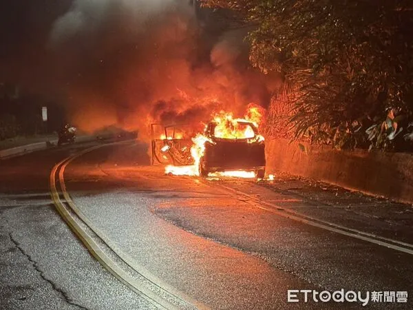 ▲▼             基隆一名海巡人員在車輛陷入火海前將車內男女救出。（圖／記者郭世賢翻攝，下同）