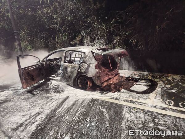 ▲▼             基隆一名海巡人員在車輛陷入火海前將車內男女救出。（圖／記者郭世賢翻攝，下同）