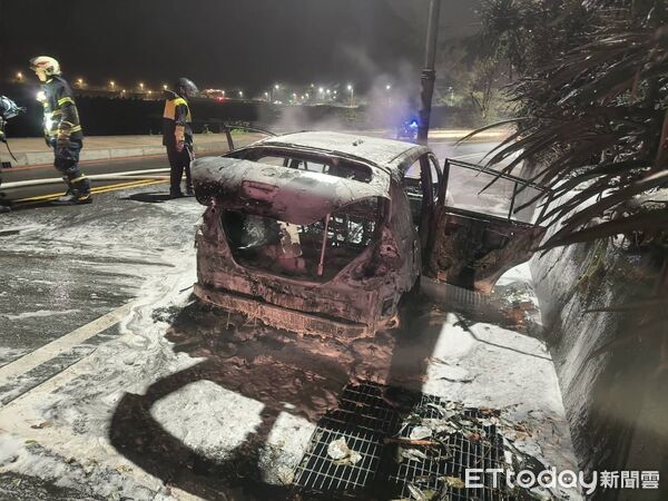 ▲▼             基隆一名海巡人員在車輛陷入火海前將車內男女救出。（圖／記者郭世賢翻攝，下同）