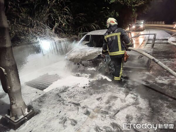 ▲▼             基隆一名海巡人員在車輛陷入火海前將車內男女救出。（圖／記者郭世賢翻攝，下同）