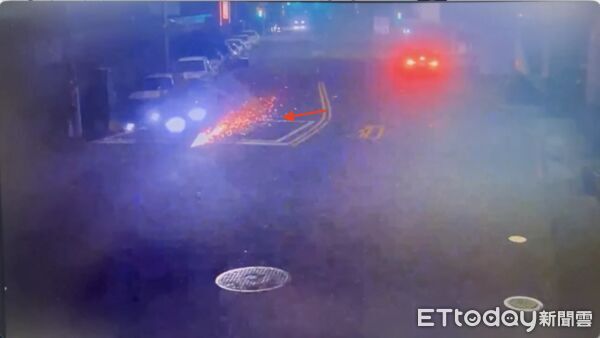 ▲車輛在逃逸過程當中，將地面刮出火光             。（圖／記者吳奕靖翻攝）