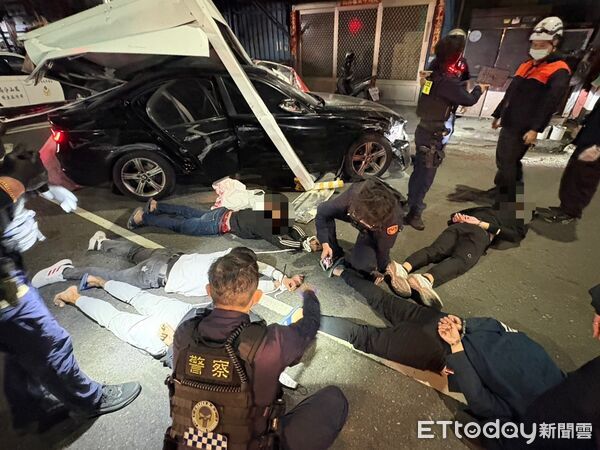 ▲車輛在逃逸過程當中，將地面刮出火光             。（圖／記者吳奕靖翻攝）