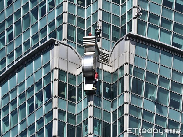 ▲▼ 美國自由攀岩名將霍諾德（Alex Honnold）於台灣時間25日挑戰徒手攀登台北101。（圖／記者李毓康攝）