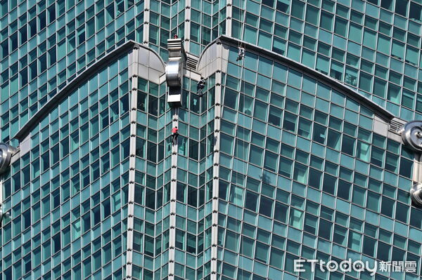 ▲▼ 美國自由攀岩名將霍諾德（Alex Honnold）於台灣時間25日挑戰徒手攀登台北101。（圖／記者李毓康攝）