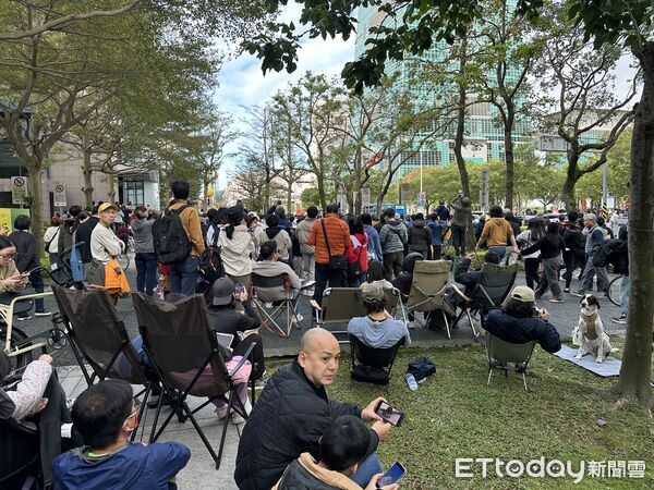 ▲霍諾德爬101民眾至周邊見證。（圖／記者蔡惠如攝）