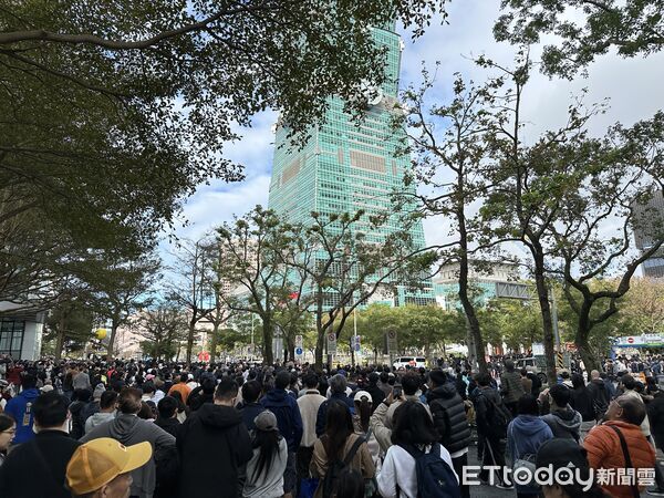 直擊／萬人齊頭仰望101　民眾：「他爬好快，一定能成功！」