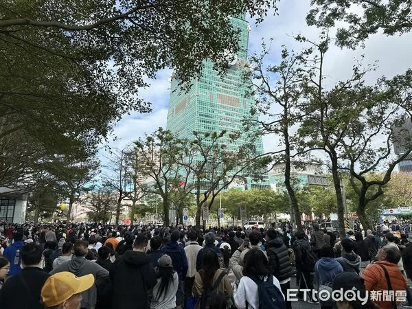 ▲霍諾德爬101民眾至周邊見證。（圖／記者蔡惠如攝）