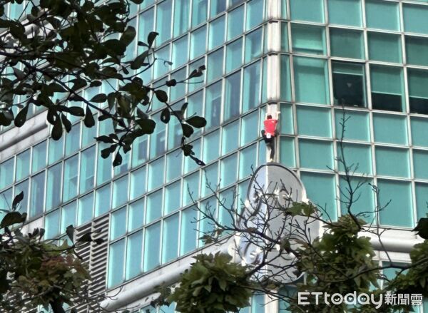 ▲霍諾德爬101民眾至周邊見證。（圖／記者蔡惠如攝）