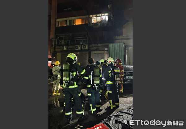 ▲北市大安區住商大樓25日凌晨火警，警消到場灌救有4位民眾遭濃煙嗆傷送醫 。（圖／記者張君豪翻攝）