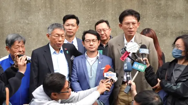 ▲黃國昌、柯文哲25日上午在高雄受訪。（圖／民眾黨提供）