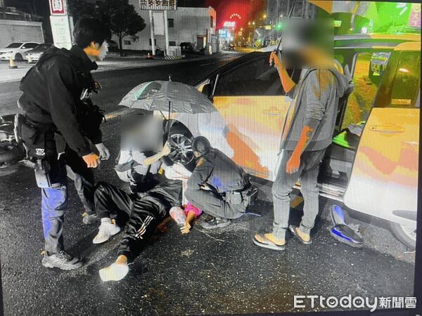 ▲女騎士閃避迴轉汽車不及，不慎摔倒滑入車底。（圖／記者陳崑福翻攝）