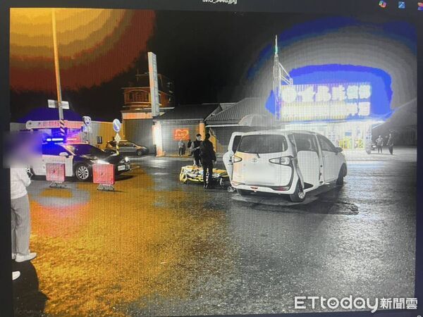 ▲女騎士閃避迴轉汽車不及，不慎摔倒滑入車底。（圖／記者陳崑福翻攝）