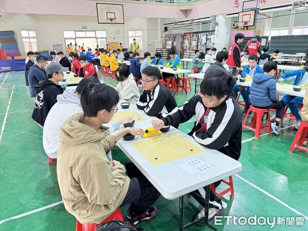 ▲114學年度中等以下學校圍棋運動錦標賽在台南市永福國小舉行，全國中小學圍棋好手齊聚對弈，場上氣氛專注緊張。（記者林東良攝，下同）