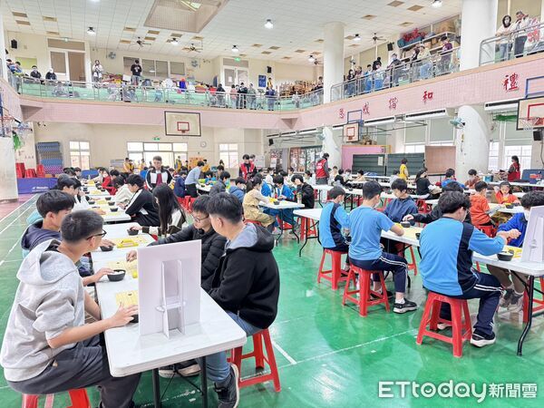 ▲114學年度中等以下學校圍棋運動錦標賽在台南市永福國小舉行，全國中小學圍棋好手齊聚對弈，場上氣氛專注緊張。（記者林東良攝，下同）