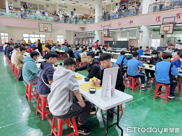 ▲114學年度中等以下學校圍棋運動錦標賽在台南市永福國小舉行，全國中小學圍棋好手齊聚對弈，場上氣氛專注緊張。（記者林東良攝，下同）