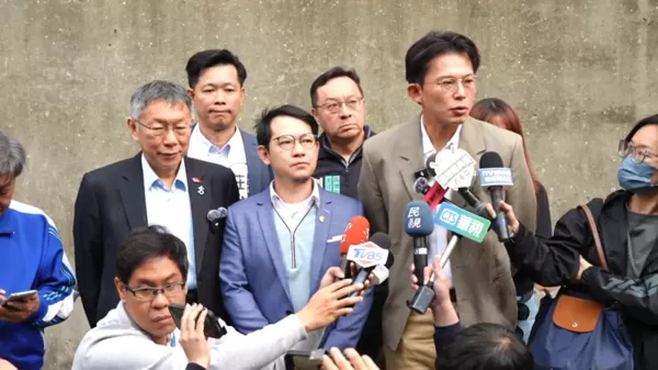 ▲黃國昌、柯文哲25日上午在高雄受訪。（圖／民眾黨提供）