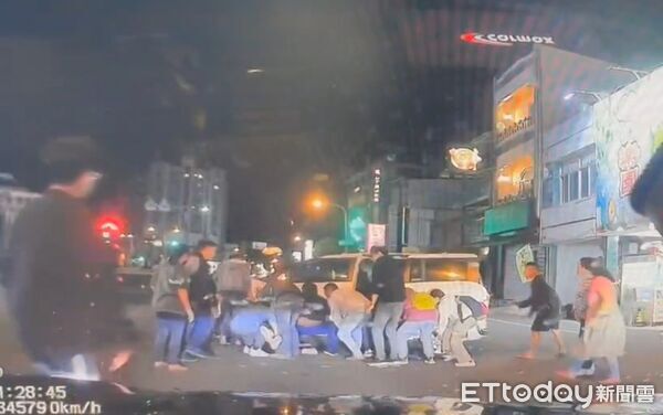 ▲▼巡邏警與目擊民眾合力抬車，救出受困女騎士。（圖／記者陳崑福翻攝）