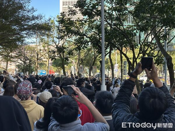 直擊／霍諾德登頂周邊民眾歡呼　民眾：「太酷了，很開心有來」