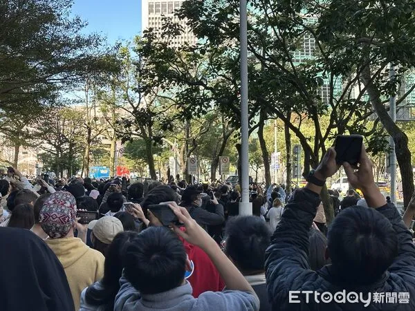 ▲霍諾德登頂一刻，樓下觀眾拿手機見證。（圖／記者蔡惠如攝）