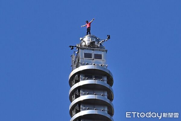 快訊／見證歷史！霍諾德「徒手爬完台北101」　歷時1小時31分成功攻頂