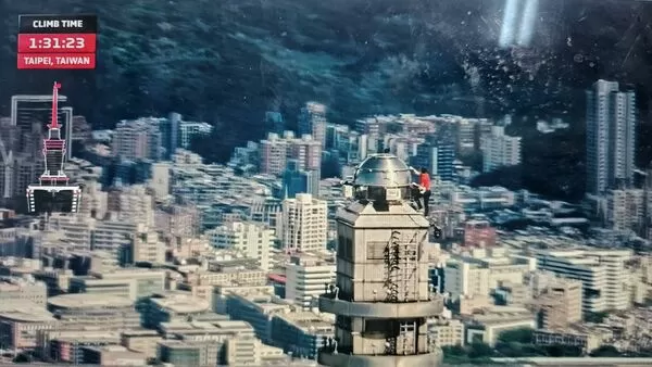 ▲霍諾德攀登台北101成功攻頂，太太桑妮獻吻。（圖／Netflix）