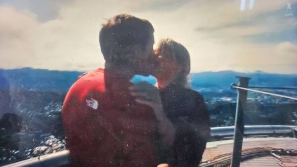 快訊／霍諾德攻頂台北101！累癱坐塔尖喊「太酷了」　甜吻愛妻連線雙胞胎