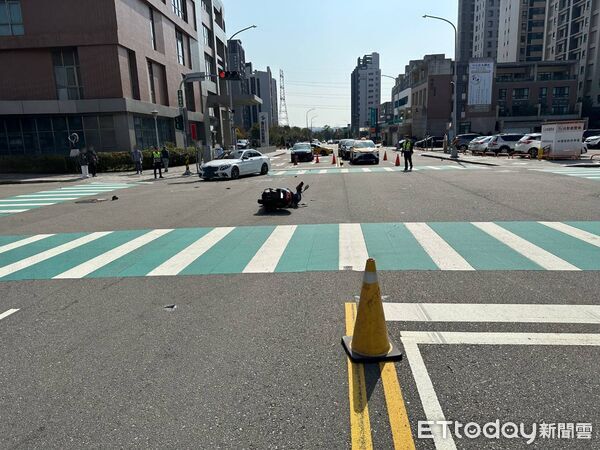 ▲▼一對夫妻檔騎機車停等紅燈卻遭追撞滑行10公尺。（圖／民眾提供，下同）