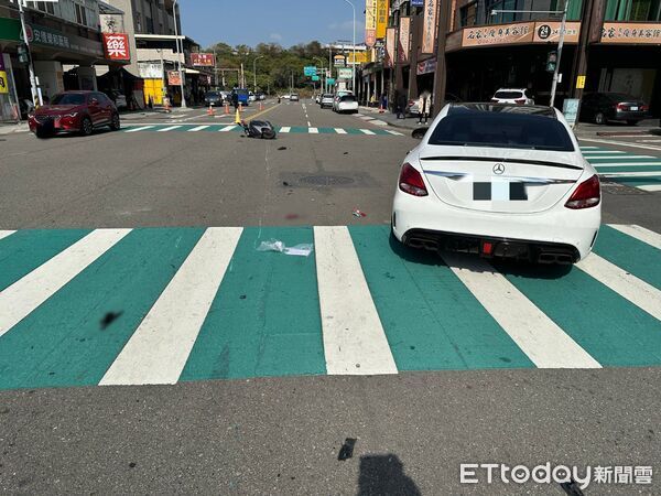 ▲▼一對夫妻檔騎機車停等紅燈卻遭追撞滑行10公尺。（圖／民眾提供，下同）