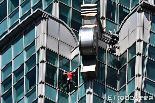 ▲▼美國自由攀岩名將霍諾德（Alex Honnold）於台灣時間25日挑戰徒手攀登台北101，上午十點四十分左右成功登頂。（圖／記者李毓康攝）