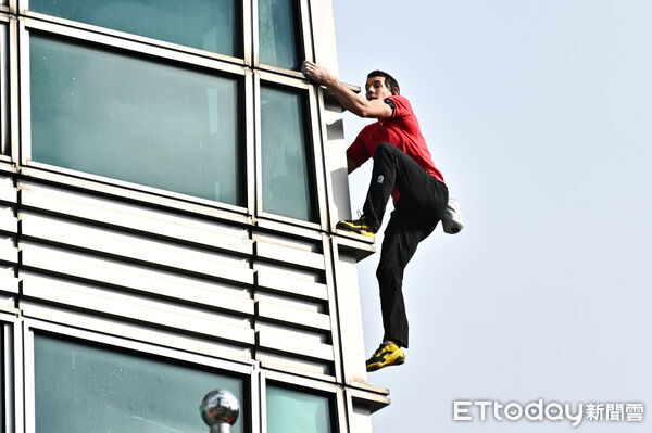 ▲▼美國自由攀岩名將霍諾德（Alex Honnold）於台灣時間25日挑戰徒手攀登台北101，上午十點四十分左右成功登頂。（圖／記者李毓康攝）