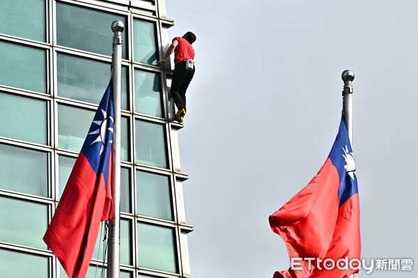 ▲▼美國自由攀岩名將霍諾德（Alex Honnold）於台灣時間25日挑戰徒手攀登台北101，上午十點四十分左右成功登頂。（圖／記者李毓康攝）