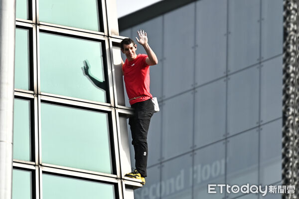 ▲▼美國自由攀岩名將霍諾德（Alex Honnold）於台灣時間25日挑戰徒手攀登台北101，上午十點四十分左右成功登頂。（圖／記者李毓康攝）