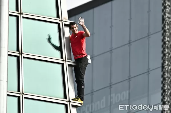 ▲▼美國自由攀岩名將霍諾德（Alex Honnold）於台灣時間25日挑戰徒手攀登台北101，上午十點四十分左右成功登頂。（圖／記者李毓康攝）