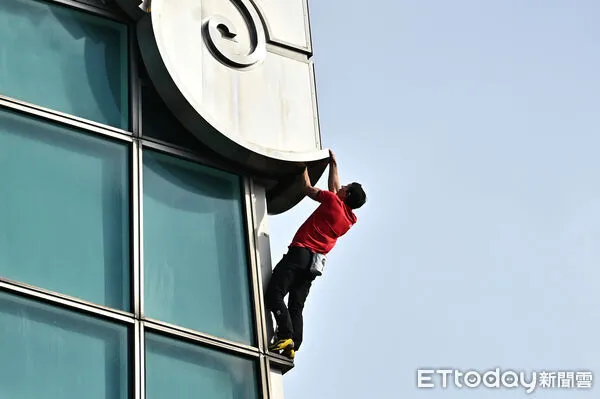 ▲▼美國自由攀岩名將霍諾德（Alex Honnold）於台灣時間25日挑戰徒手攀登台北101，上午十點四十分左右成功登頂。（圖／記者李毓康攝）