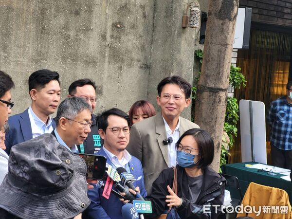 ▲柯文哲、黃國昌今日到高雄出席前議員林于凱舉辦的青年論壇。（圖／記者許宥孺翻攝）