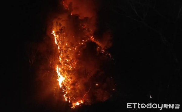 ▲仁愛鄉萬大部落附近發生山林火警。（圖／當地民眾提供，下同）
