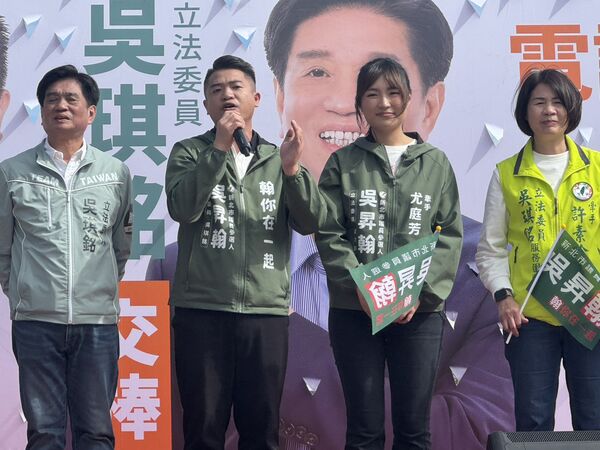 ▲▼民進黨立委吳琪銘兒子吳昇翰土城造勢，吳琪銘夫婦和吳昇翰妻子都到場力挺。（圖／立委吳琪銘國會辦公室提供）