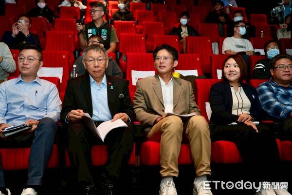 ▲▼柯文哲、黃國南下高雄出席前議員林于凱舉辦的青年論壇。（圖／記者許宥孺翻攝）