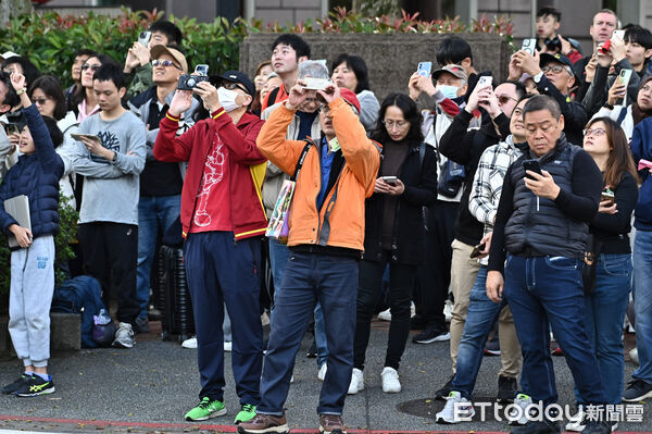 ▲▼美國自由攀岩名將霍諾德（Alex Honnold）於台灣時間25日挑戰徒手攀登台北101，現場有許多民眾來到現場希望見證歷史時刻。（圖／記者李毓康攝）