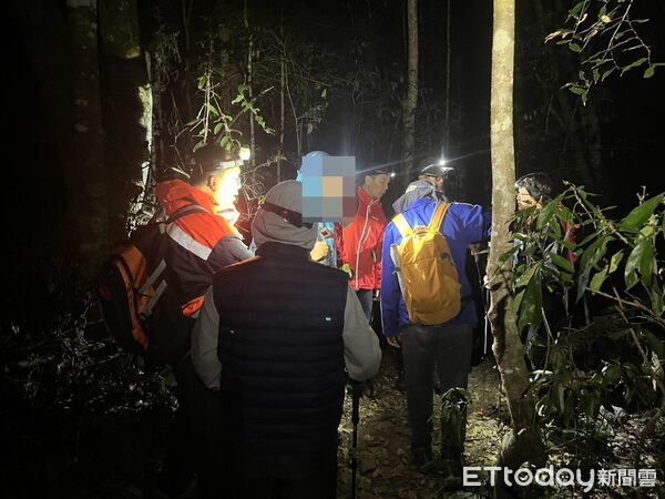 ▲一對顏姓夫妻攀登馬崙山天黑後因未戴頭燈用手機燈光照明，電量用馨後只好用登山杖摸黑下山，所幸在距登山口約300公尺處接觸到搜救人員護送下山。（圖／記者李陳信得翻攝，下同）